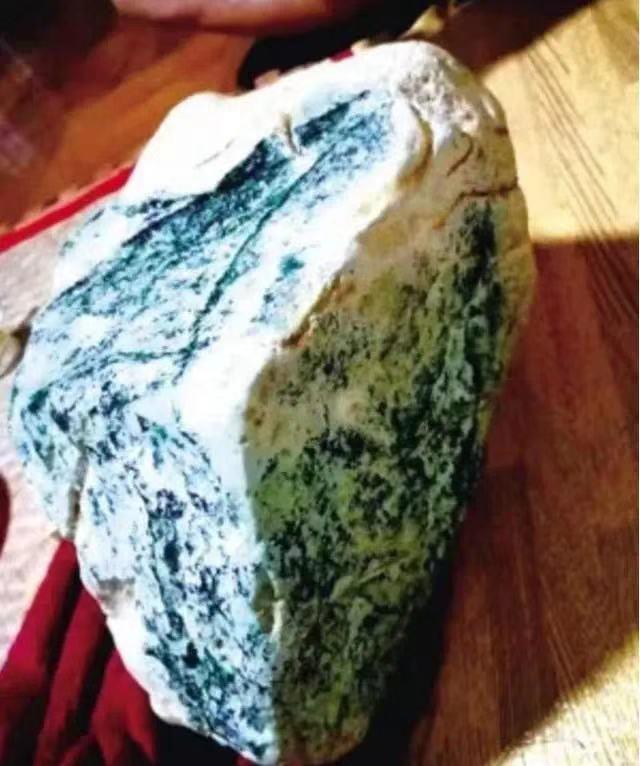 翡翠原石哪里买,霸州翡翠毛料和原石-第1张图片-翡翠网 翡翠原石哪里买,霸州翡翠毛料和原石-第1张图片-翡翠网