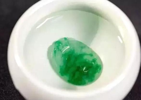 玉镯如何才能更透亮翡翠手镯脏了怎么办怎么洗干净-第3张图片-翡翠网 玉镯如何才能更透亮翡翠手镯脏了怎么办怎么洗干净-第3张图片-翡翠网