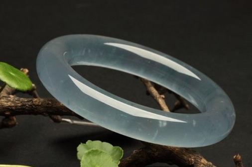 和田玉和翡翠的区别汗液对翡翠玉手镯有好处吗-第3张图片-翡翠网 和田玉和翡翠的区别汗液对翡翠玉手镯有好处吗-第3张图片-翡翠网