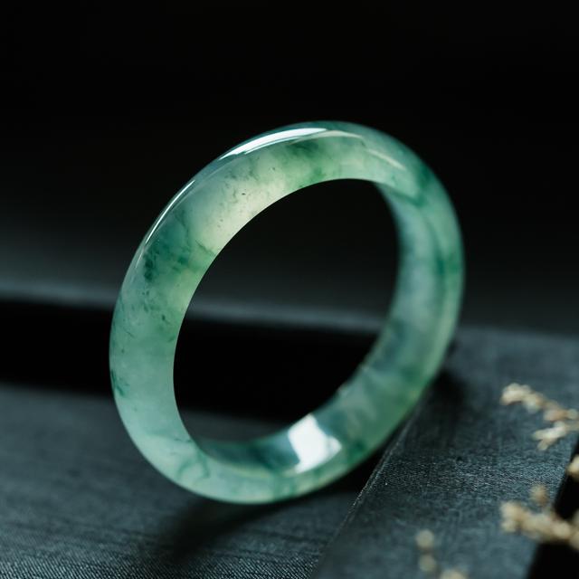 晒晒我带了5年的翡翠手镯翡翠手镯断裂后修复-第1张图片-翡翠网 晒晒我带了5年的翡翠手镯翡翠手镯断裂后修复-第1张图片-翡翠网