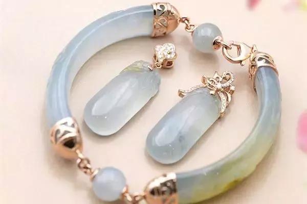 晒晒我带了5年的翡翠手镯翡翠手镯断裂后修复-第3张图片-翡翠网 晒晒我带了5年的翡翠手镯翡翠手镯断裂后修复-第3张图片-翡翠网