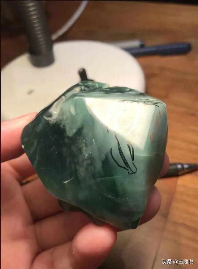 糯化翡翠原石,翡翠原石糯化种水能做什么-第1张图片-翡翠网 糯化翡翠原石,翡翠原石糯化种水能做什么-第1张图片-翡翠网