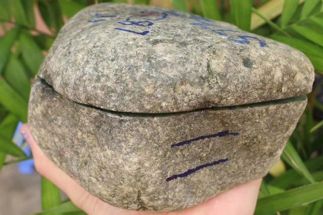 缅甸翡翠原石冰种靠谱的翡翠原石毛料冰种买卖-第1张图片-翡翠网 缅甸翡翠原石冰种靠谱的翡翠原石毛料冰种买卖-第1张图片-翡翠网