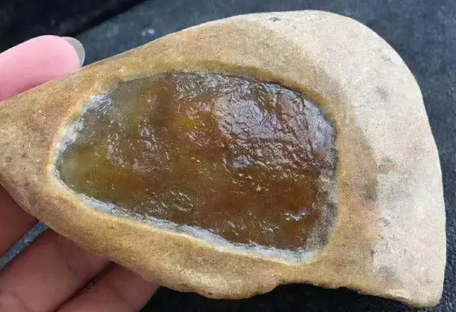 翡翠八山料是什么意思,翡翠原石好还是山料好-第2张图片-翡翠网 翡翠八山料是什么意思,翡翠原石好还是山料好-第2张图片-翡翠网