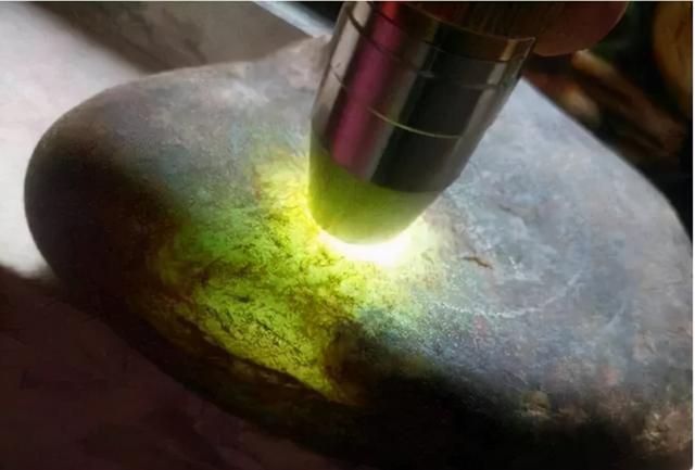 翡翠八山料是什么意思,翡翠原石好还是山料好-第3张图片-翡翠网 翡翠八山料是什么意思,翡翠原石好还是山料好-第3张图片-翡翠网