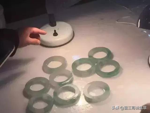 翡翠原石叫什么,35公斤翡翠原石-第7张图片-翡翠网 翡翠原石叫什么,35公斤翡翠原石-第7张图片-翡翠网