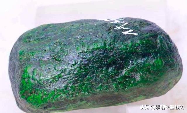 莫湾基原石蟒图赌石视频极品冰阳绿蟒带翡翠原石-第1张图片-翡翠网 莫湾基原石蟒图赌石视频极品冰阳绿蟒带翡翠原石-第1张图片-翡翠网