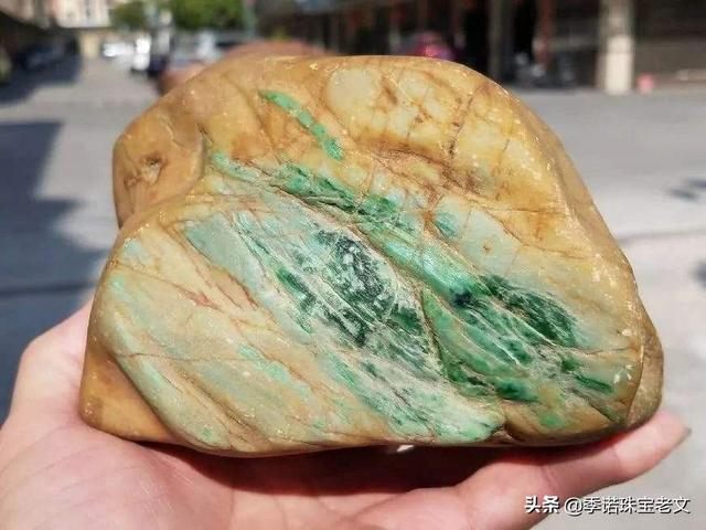 莫湾基原石蟒图赌石视频极品冰阳绿蟒带翡翠原石-第2张图片-翡翠网 莫湾基原石蟒图赌石视频极品冰阳绿蟒带翡翠原石-第2张图片-翡翠网