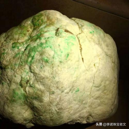 莫湾基原石蟒图赌石视频极品冰阳绿蟒带翡翠原石-第3张图片-翡翠网 莫湾基原石蟒图赌石视频极品冰阳绿蟒带翡翠原石-第3张图片-翡翠网