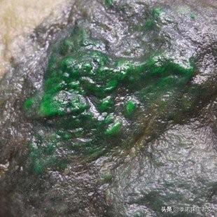 莫湾基原石蟒图赌石视频极品冰阳绿蟒带翡翠原石-第4张图片-翡翠网 莫湾基原石蟒图赌石视频极品冰阳绿蟒带翡翠原石-第4张图片-翡翠网