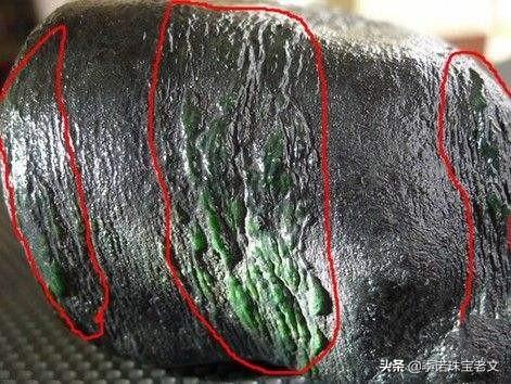 莫湾基原石蟒图赌石视频极品冰阳绿蟒带翡翠原石-第5张图片-翡翠网 莫湾基原石蟒图赌石视频极品冰阳绿蟒带翡翠原石-第5张图片-翡翠网