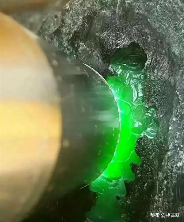 白蟒翡翠赌石什么是翡翠原石白蟒-第4张图片-翡翠网 白蟒翡翠赌石什么是翡翠原石白蟒-第4张图片-翡翠网