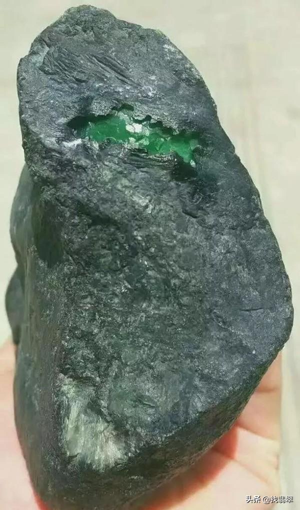 白蟒翡翠赌石什么是翡翠原石白蟒-第5张图片-翡翠网 白蟒翡翠赌石什么是翡翠原石白蟒-第5张图片-翡翠网