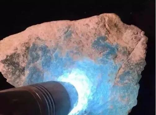 吉林翡翠原石脱沙,翡翠原石脱沙之美-第1张图片-翡翠网 吉林翡翠原石脱沙,翡翠原石脱沙之美-第1张图片-翡翠网