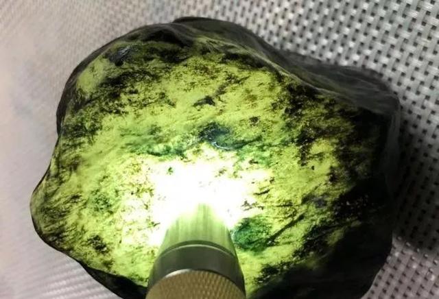 吉林翡翠原石脱沙,翡翠原石脱沙之美-第3张图片-翡翠网 吉林翡翠原石脱沙,翡翠原石脱沙之美-第3张图片-翡翠网