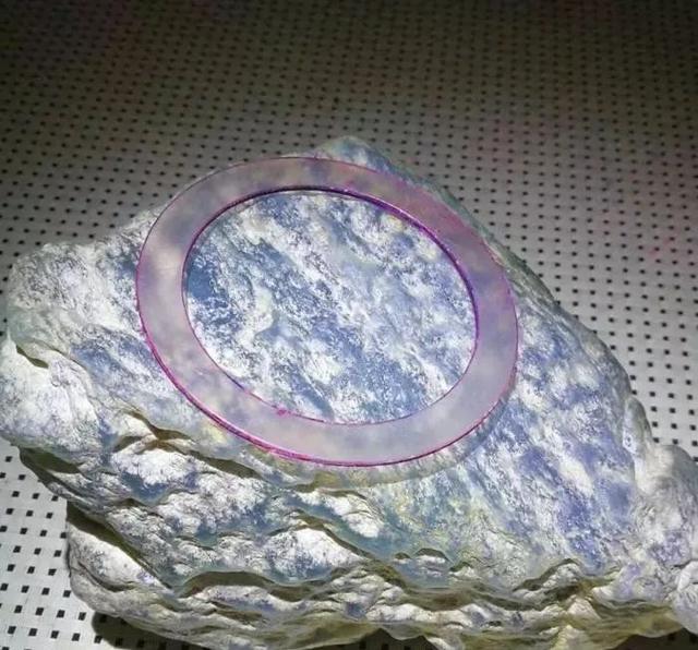 吉林翡翠原石脱沙,翡翠原石脱沙之美-第5张图片-翡翠网 吉林翡翠原石脱沙,翡翠原石脱沙之美-第5张图片-翡翠网