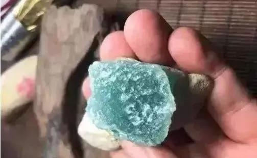 吉林翡翠原石脱沙,翡翠原石脱沙之美-第8张图片-翡翠网 吉林翡翠原石脱沙,翡翠原石脱沙之美-第8张图片-翡翠网