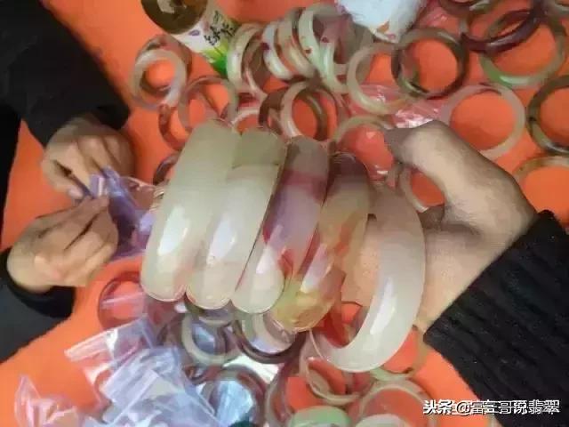 辣绿翡翠手镯图片及价格,辣绿翡翠手镯的价格-第9张图片-翡翠网 辣绿翡翠手镯图片及价格,辣绿翡翠手镯的价格-第9张图片-翡翠网