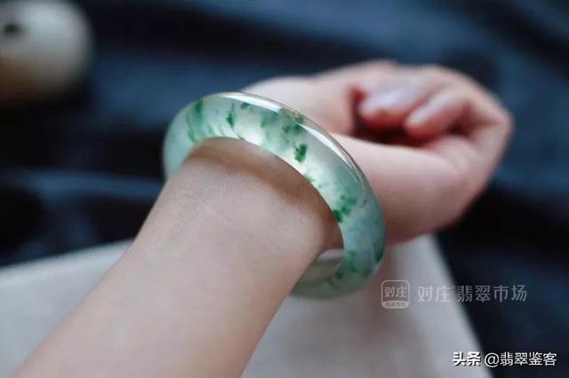 翡翠飘蓝手镯图片冰种飘绿翡翠手镯价格-第3张图片-翡翠网 翡翠飘蓝手镯图片冰种飘绿翡翠手镯价格-第3张图片-翡翠网