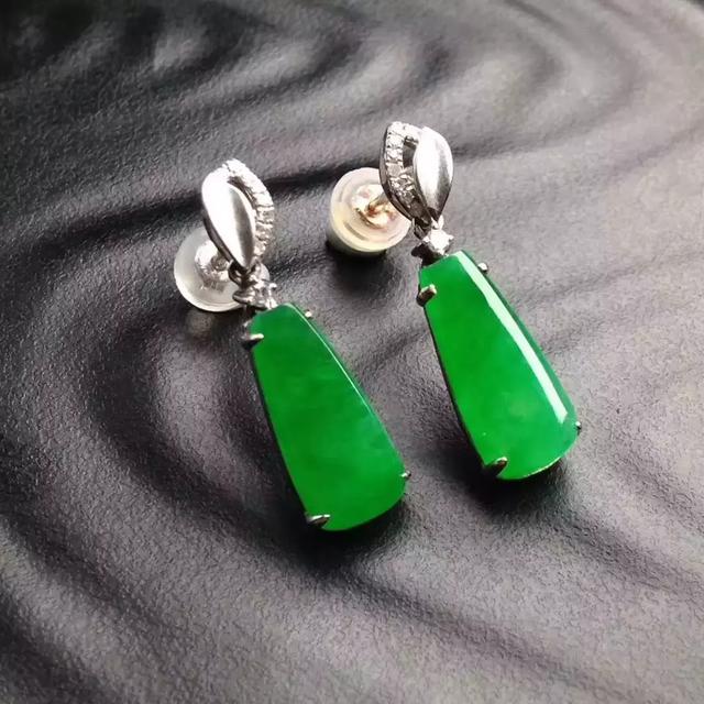 这个翡翠的价钱是多少,中缅边境翡翠价格行情-第2张图片-翡翠网 这个翡翠的价钱是多少,中缅边境翡翠价格行情-第2张图片-翡翠网