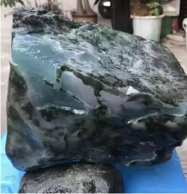 蓝水翡翠原石收购,翡翠原石比成品贵-第1张图片-翡翠网 蓝水翡翠原石收购,翡翠原石比成品贵-第1张图片-翡翠网