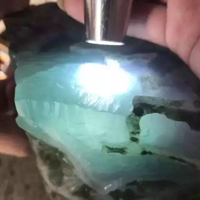 蓝水翡翠原石收购,翡翠原石比成品贵-第2张图片-翡翠网 蓝水翡翠原石收购,翡翠原石比成品贵-第2张图片-翡翠网