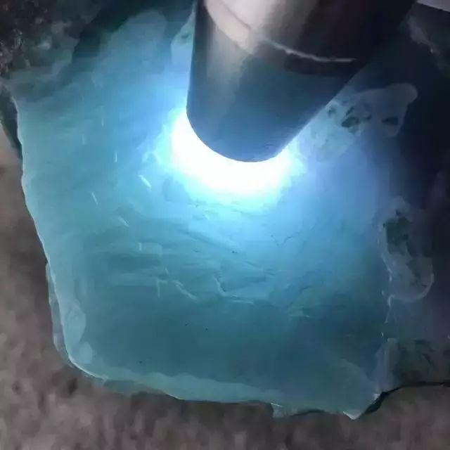 蓝水翡翠原石收购,翡翠原石比成品贵-第3张图片-翡翠网 蓝水翡翠原石收购,翡翠原石比成品贵-第3张图片-翡翠网