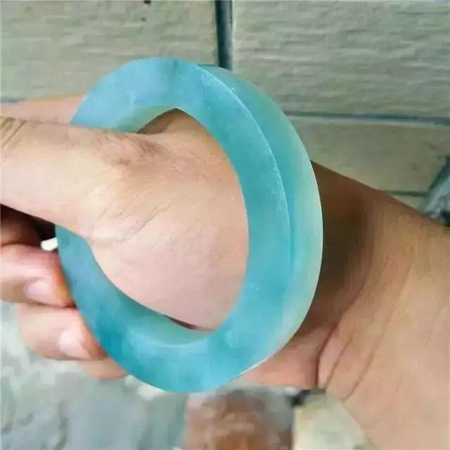 蓝水翡翠原石收购,翡翠原石比成品贵-第7张图片-翡翠网 蓝水翡翠原石收购,翡翠原石比成品贵-第7张图片-翡翠网