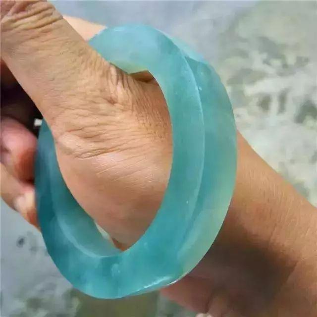 蓝水翡翠原石收购,翡翠原石比成品贵-第8张图片-翡翠网 蓝水翡翠原石收购,翡翠原石比成品贵-第8张图片-翡翠网