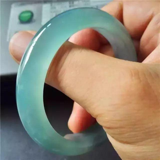 蓝水翡翠原石收购,翡翠原石比成品贵-第15张图片-翡翠网 蓝水翡翠原石收购,翡翠原石比成品贵-第15张图片-翡翠网