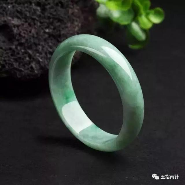 为何翡翠a货才值几百元为什么有的翡翠才几百块钱-第6张图片-翡翠网 为何翡翠a货才值几百元为什么有的翡翠才几百块钱-第6张图片-翡翠网