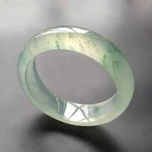 翡翠a货豆种飘花手镯值钱吗,冰飘花手镯一般多少钱-第1张图片-翡翠网 翡翠a货豆种飘花手镯值钱吗,冰飘花手镯一般多少钱-第1张图片-翡翠网