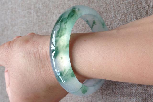 翡翠a货豆种飘花手镯值钱吗,冰飘花手镯一般多少钱-第3张图片-翡翠网 翡翠a货豆种飘花手镯值钱吗,冰飘花手镯一般多少钱-第3张图片-翡翠网