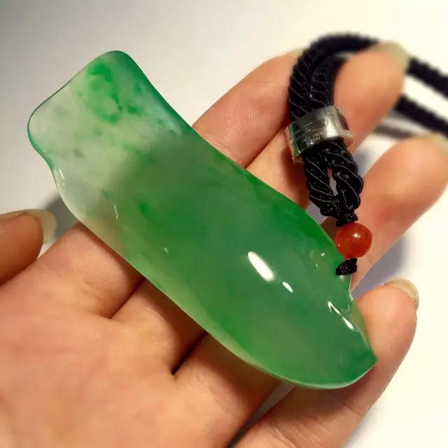 翡翠鉴定师张惠妹,切翡翠知识偶像-第1张图片-翡翠网 翡翠鉴定师张惠妹,切翡翠知识偶像-第1张图片-翡翠网