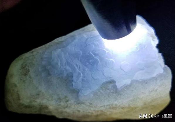 翡翠原石打灯水短,用灯照翡翠原石是看什么-第2张图片-翡翠网 翡翠原石打灯水短,用灯照翡翠原石是看什么-第2张图片-翡翠网