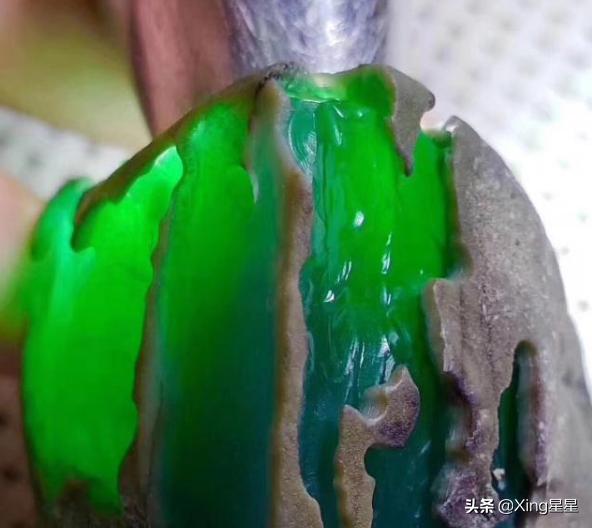 翡翠原石打灯水短,用灯照翡翠原石是看什么-第11张图片-翡翠网 翡翠原石打灯水短,用灯照翡翠原石是看什么-第11张图片-翡翠网