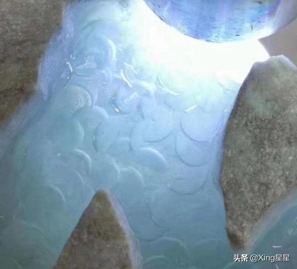 翡翠原石打灯水短,用灯照翡翠原石是看什么-第14张图片-翡翠网 翡翠原石打灯水短,用灯照翡翠原石是看什么-第14张图片-翡翠网