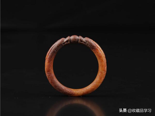 故宫双龙戏珠手镯翡翠手镯雕刻双龙戏珠-第1张图片-翡翠网 故宫双龙戏珠手镯翡翠手镯雕刻双龙戏珠-第1张图片-翡翠网