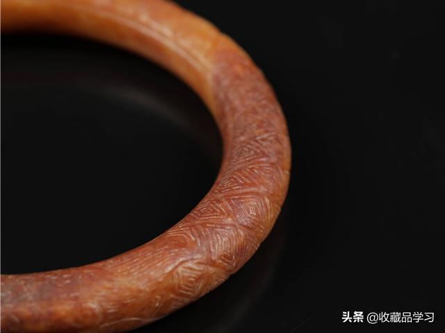 故宫双龙戏珠手镯翡翠手镯雕刻双龙戏珠-第8张图片-翡翠网 故宫双龙戏珠手镯翡翠手镯雕刻双龙戏珠-第8张图片-翡翠网