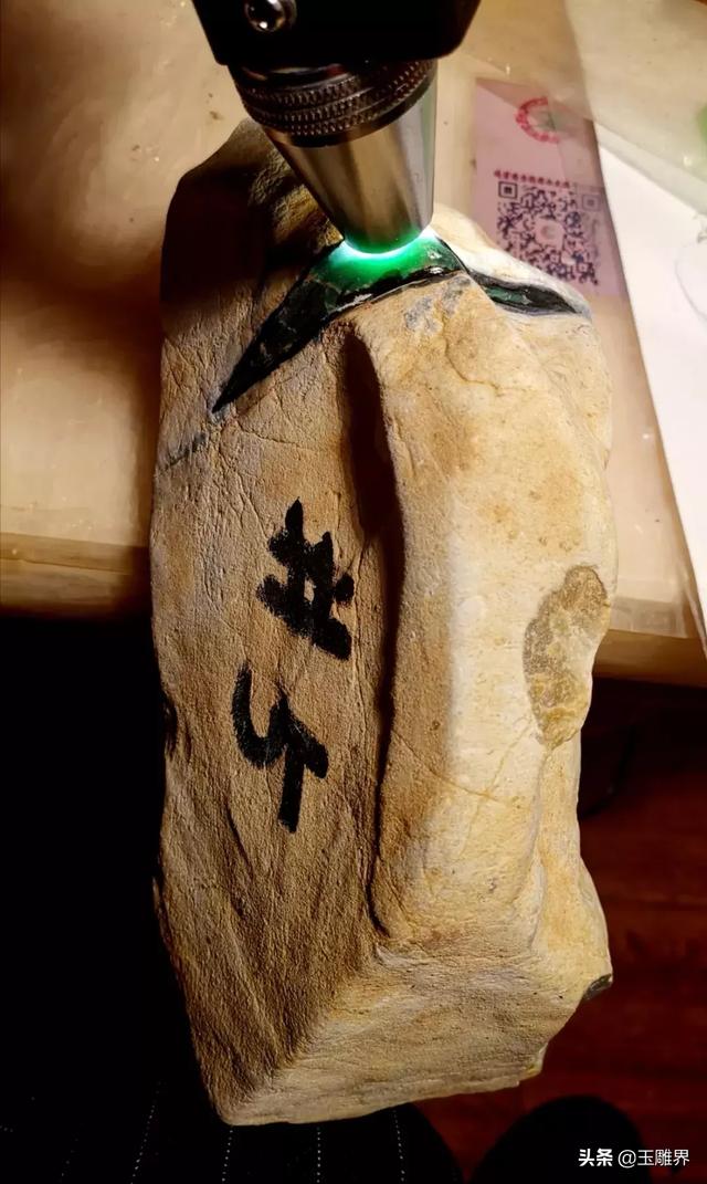 翡翠原石蒙头料能买吗,蒙头料赌石如何辨别-第6张图片-翡翠网 翡翠原石蒙头料能买吗,蒙头料赌石如何辨别-第6张图片-翡翠网