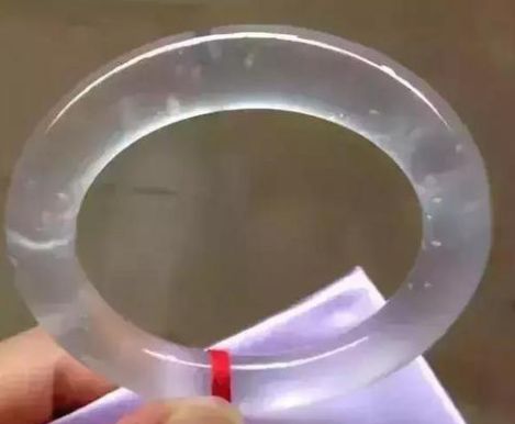 3000左右的a货翡翠手镯女人戴的翡翠手镯带着手麻-第1张图片-翡翠网 3000左右的a货翡翠手镯女人戴的翡翠手镯带着手麻-第1张图片-翡翠网