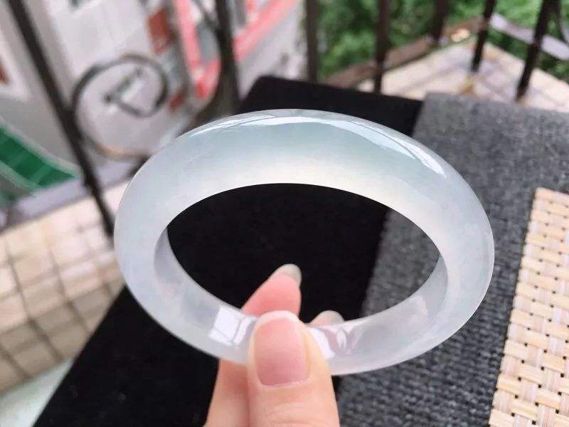3000左右的a货翡翠手镯女人戴的翡翠手镯带着手麻-第2张图片-翡翠网 3000左右的a货翡翠手镯女人戴的翡翠手镯带着手麻-第2张图片-翡翠网