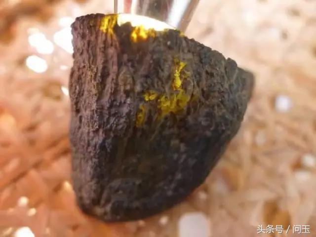 翡翠原石蜂窝状皮壳,翡翠原石大象皮特征-第6张图片-翡翠网 翡翠原石蜂窝状皮壳,翡翠原石大象皮特征-第6张图片-翡翠网