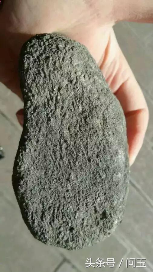 翡翠原石蜂窝状皮壳,翡翠原石大象皮特征-第7张图片-翡翠网 翡翠原石蜂窝状皮壳,翡翠原石大象皮特征-第7张图片-翡翠网