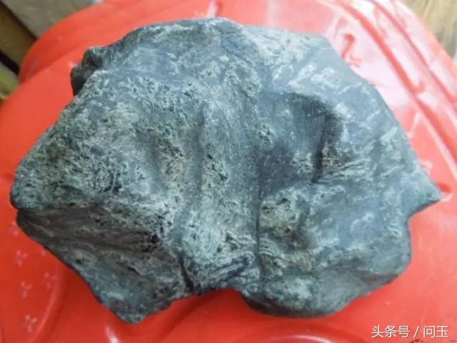 翡翠原石蜂窝状皮壳,翡翠原石大象皮特征-第8张图片-翡翠网 翡翠原石蜂窝状皮壳,翡翠原石大象皮特征-第8张图片-翡翠网