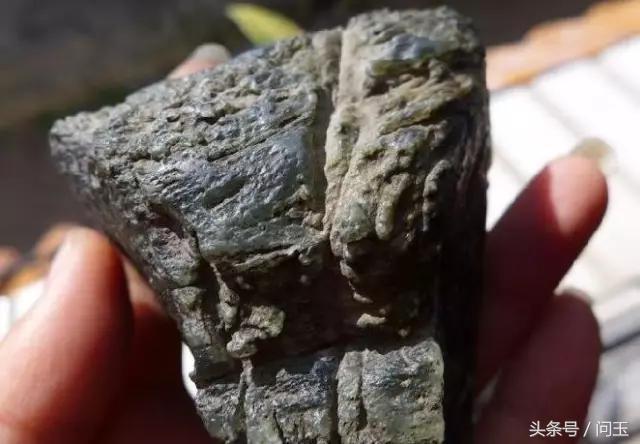 翡翠原石蜂窝状皮壳,翡翠原石大象皮特征-第9张图片-翡翠网 翡翠原石蜂窝状皮壳,翡翠原石大象皮特征-第9张图片-翡翠网