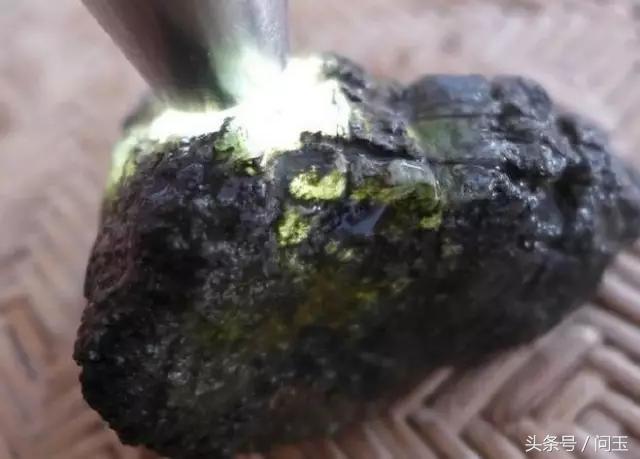 翡翠原石蜂窝状皮壳,翡翠原石大象皮特征-第10张图片-翡翠网 翡翠原石蜂窝状皮壳,翡翠原石大象皮特征-第10张图片-翡翠网