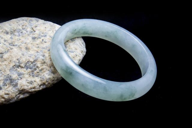 翡翠手镯拍照姿势图片玉手镯要怎么拍照-第1张图片-翡翠网 翡翠手镯拍照姿势图片玉手镯要怎么拍照-第1张图片-翡翠网