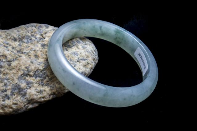 翡翠手镯拍照姿势图片玉手镯要怎么拍照-第2张图片-翡翠网 翡翠手镯拍照姿势图片玉手镯要怎么拍照-第2张图片-翡翠网