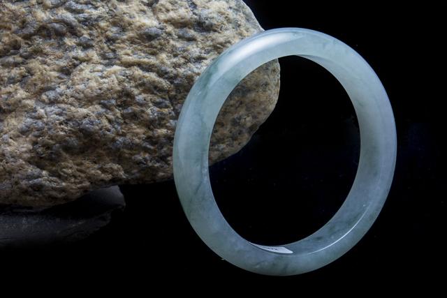 翡翠手镯拍照姿势图片玉手镯要怎么拍照-第3张图片-翡翠网 翡翠手镯拍照姿势图片玉手镯要怎么拍照-第3张图片-翡翠网